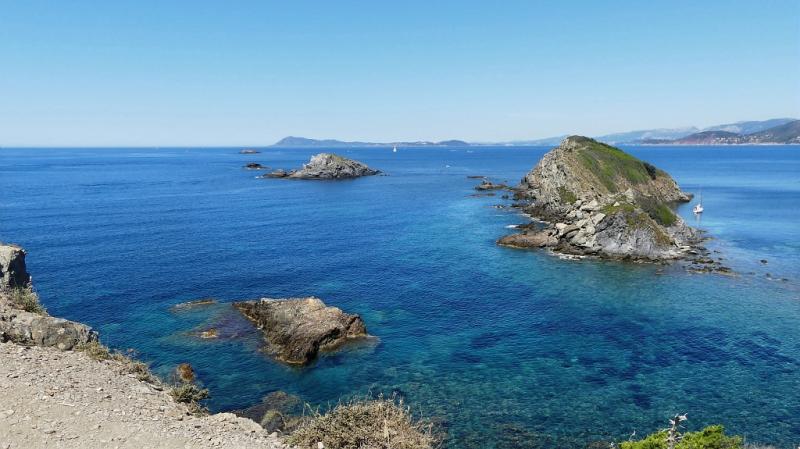 Ilots au large de la presqu'île de Giens © François Victor