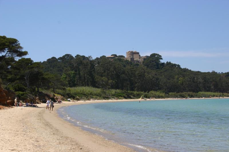 la-plage-de-la-courtade-800m-15-20-mn-a-pied-5-10-mn-en-velo-2.jpg