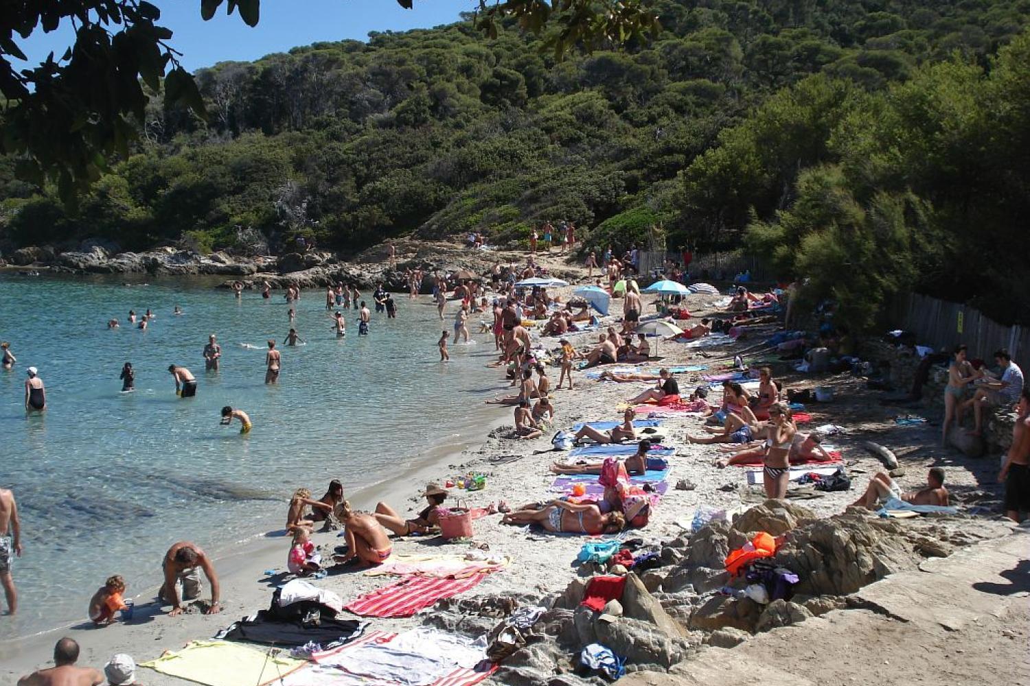 La surfréquentation, qui présente une menace de l’équilibre naturel de la plage, est également abordée dans le cadre d’AMMIRARE